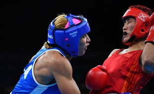 La Française Estelle Mossely (à gauche) lors de sa finale olympique le 19 août 2016.