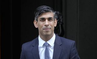 Le Premier ministre britannique Rishi Sunak quitte le 10 Downing Street pour assister à la session hebdomadaire des questions des Premiers ministres au Parlement à Londres, mercredi 11 janvier 2023.