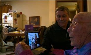 A 114 ans, Anna Stoehr est la doyenne des utilisateurs de facebook (image de la chaîne Kare11)