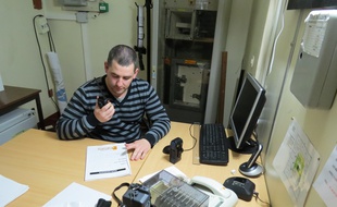 Olivier dans un exercice pratique d'agent de sécurité. Saint-Denis, le 20 mars 2015.