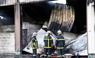 Grenoble, le 21 septembre 2017. Les pompiers ont mis trois heures pour maîtriser l'incendie qui a été provoqudéclenché dans le garage de la gendarmerie de Grenoble. JEAN-PIERRE CLATOT / AFP
