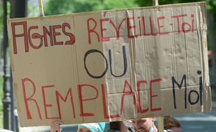 Plus de 200 manifestants des services d'urgences ont défilé à Paris à l'appel du collectif Inter-Urgences soutenu par les syndicats CGT, SUD et FO et l'Association des médecins urgentistes de France.