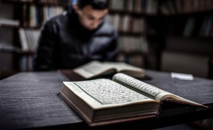 Les immigrés musulmans transmettent efficacement l'islam à leurs enfants dont les plus jeunes connaissent même un regain de religiosité, à rebours des autres religions, selon le dernier volet en date de l'enquête Trajectoire et origine (Teo)