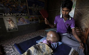 Le père de Roona, Abdul Rahman, 18 ans, qui vit dans une hutte en boue séchée dans le village de Jirania Khola, s'est dit auprès de l'AFP "très reconnaissant pour la générosité de chacun" après avoir estimé que seul un "miracle" pouvait la sauver.