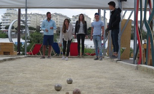 Une partie de pétanque à la Cantine