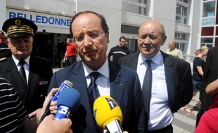 François Hollande, le 11 août 2012, devant l'hôpital de Grenoble.