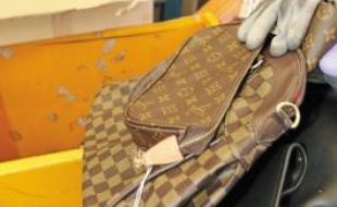 Ce jeudi, de faux sacs de luxe ont été contrefaits