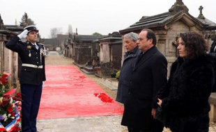 François Hollande (c) entre les enfants de François Mitterrand Gilbert Mitterrand et Mazarine Pingeot devant la tombe de l'ancien président à Jarnac, le 8 janvier 2016