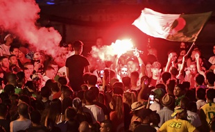 Des supporters fêtent la qualification de l'Algérie à Marseille