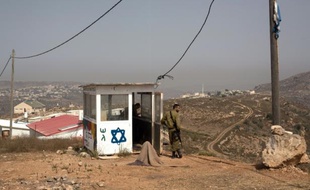 Des soldats israéliens en faction le 4 août 2015 près de Douma, un village palestinien de Cisjordanie où vivait la famille Dawabcheh, victime d'un attentat au cocktail molotov attribué à des extrémistes juifs qui a coûté la vie à un bébé de 18 mois