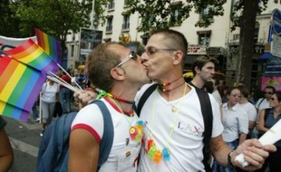 Au matin de sa visite à Barcelone dimanche, le pape pourrait être accueilli par une "séance de baisers" organisée par des militants de la cause homosexuelle qui ont appelé à une "flashmob", un événement éclair via le réseau social Facebook, sous le slogan "embrassez-vous sur la bouche devant le pape".
