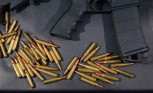 Une arme et des munitions (photo d'illustration).