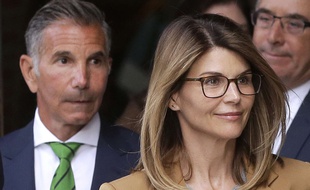 L'actrice Lori Loughlin et son mari Mossimo Giannulli (gauche) à la sortie du tribunal, le 3 avril 2019 à Boston.