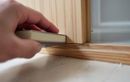 Cette méthode incroyable permet d’arrêter une porte qui frotte… sans même la démonter !