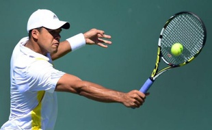 Jo-Wilfried Tsonga, tête de série N.8, s'est qualifié mardi pour les quarts de finale du Masters 1000 d'Indian Wells (dur) en battant le Canadien Milos Raonic (N.17) 4-6, 7-5, 6-4.