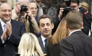 Jusqu'au dernier jour, ses partisans ont voulu croire à un miracle. En vain. Au terme de cinq ans d'une "hyperprésidence" énergique mais souvent brutale, Nicolas Sarkozy a été battu dimanche, victime de son impopularité, de ses excès et de la crise.