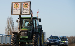 Operation escargot des agriculteurs membre du COPAIN contre l aeroport de Notre Dame des Landes NDDL Credit:SEBASTIEN SALOM-GOMIS/SIPA/1601121807