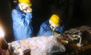 Des employés de Tepco travaillent dans la centrale nucléaire de Fukushima, au Japon, le 23 mars 2011.