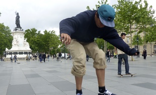 Andy, 14 ans, skate sur la Place de la République (3e, 10e, 11e arrondissement) mardi 27 mai.