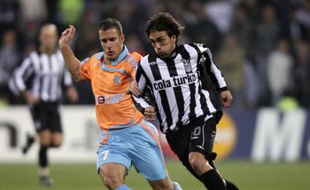 Besiktas' Matias Delgado (R) dribbles with the ball past Benoit Cheyrou of Olympique Marseille during their Champions League Group A soccer match at Inonu Stadium in Istanbul, November 28, 2007. REUTERS/Fatih Saribas (TURKEY)