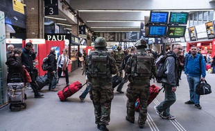 Patrouille de soldats à la gare Montparnasse, le samedi 14 novembre 2015, au lendemain des attentats à Paris.