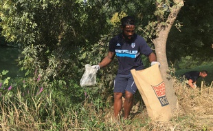 Fulgence Ouedraogo à la pêche aux déchets, mercredi, à Montpellier.