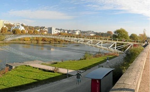 Cette passerelle modes doux de 220 m de long sera constituée d'acier pour moitié et de bois.
