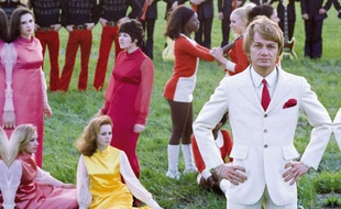 Claude François prend la pose, en 1969
