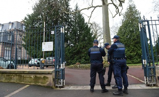 Des policiers municipaux devant la mairie de Dreux le 3 janvier 2020, où le directeur général des services (DGS) a été blessé avec un fusil de chasse par un homme qui s'est ensuite suicidé.
