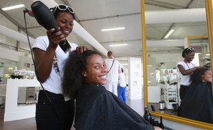 Sarah Hanffou au coiffeur du village olympique, le 27 juillet 2012, à Londres.