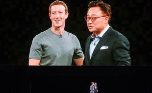 Mark Zuckerberg (Facebook) et DJ Koh (Samsung), à la conférence Samsung, à Barcelone, le 21 février 2016.
