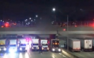 Des poids lourds s'alignent sur l'autoroute pour empêcher un homme de se suicider