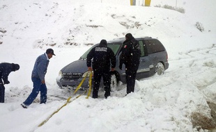 La police mexicaine est en état d'alerte et vient en aide aux automobilistes en difficulté dans les montagnes de l'Etat du Chihuahua.