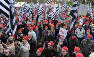 Le pacte d'avenir pour la Bretagne élaboré avec les forces économiques et sociales sera rendu public mercredi 4 décembre, a annoncé samedi la porte-parole du gouvernement, Najat Vallaud-Belkacem, après la nouvelle manifestation des Bonnets rouges à Carhaix (Finistère)