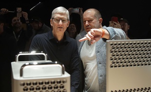 Le designer en chef d'Apple, Jony Ive, aux côtés de Tim Cook, le 3 juin 2019.