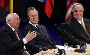 George Bush, Mikhail Gorbatchev et Helmut Kohl, le 31 octobre 2009 à Berlin.