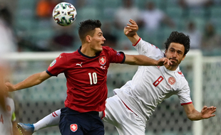 Le défenseur tchèque Patrik Schick et le buteur danois Thomas Delaney.