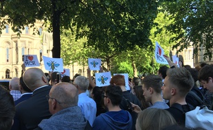 Les Mancuniens ont rendu hommage aux victimes de l'attentat, mardi soir