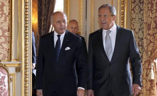 Le ministre français des AE Laurent Fabius (g) et son homologue russe Sergei Lavrov avant une rencontre diplomatique sur l'Ukraine à Paris, le 24 février 2015