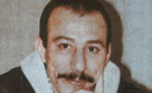 Abdelhamid Hakkar, un des plus anciens détenus de France, auteur de quatre tentatives d'évasion, est sorti de prison dimanche soir après 27 ans d'incarcération pour le meurtre d'un policier qu'il a toujours nié, a annoncé de Besançon un de ses frères à l'AFP.
