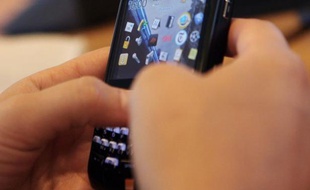 Un jeune hacker de 20 ans, originaire d'Amiens comparaît jeudi devant le tribunal correctionnel de la ville pour répondre de "piratage et escroquerie", soupçonné d'avoir mis au point un virus ayant affecté 17.000 smartphones pour plus d'un demi-million d'euros de préjudice.