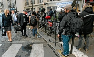 Hier, les journalistes faisaient le pied de grue devant la clinique de la Muette.