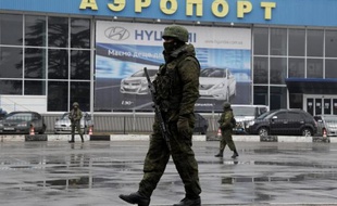 L'Ukraine a accusé la Russie "d'invasion armée et d'occupation" après la prise de contrôle dans la nuit de deux aéroports de Crimée par des hommes en armes, alors que le président déchu Viktor Ianoukovitch doit s'exprimer plus tard vendredi.