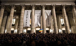 Des bannières sur lesquelles sont écrit "Humanité", "Respect" et "Diversité" sont accrochées sur la façade de l'opéra de Munich lors d'une manifestation contre le Pegida, mouvement anti-islam, le 22 décembre 2014