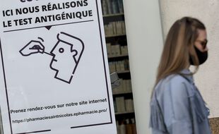 Illustration d'une pharmacie qui propose des tests pour le Covid-19.