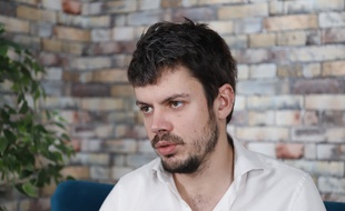 Le 13 février 2020, à Paris, l'infirmier urgentiste Hugo Huon, président du collectif Inter Urgences, dans le sudio de 20 Minutes.
