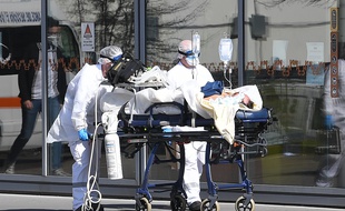 Un patient sous assistance respiratoire au CHU de Strasbourg, le 16 mars 2020.