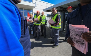 Hambach (Moselle) le 10 09 2015. Devant l'usine Smart, la CGT tracte. Elle refuse les conditions du «pack 2020» proposé par la direction.