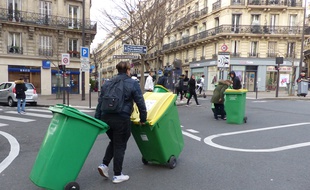 Des lycéens de Lamartine (IXe) veulent aller bloquer le lycée Decour (IXe) à quelques centaines de mètres de là.