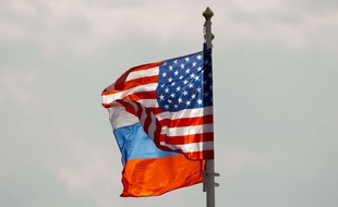 Les drapeaux russe et américain.
